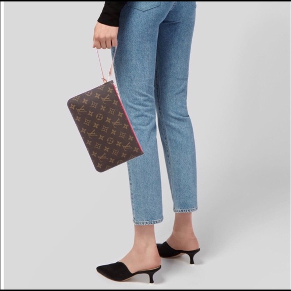 👜👜LOUIS VUITTON WRISTLET👜👜 - Picture 2 of 3